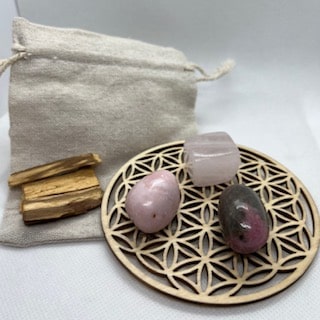 kit 3 pierres pour retrouver l'amour comprenant du quartz rose, de la rhodonite et de l'opale rose. Ce lot est basé sur le Chakra du cœur qui représente l'amour de soit et des autres.