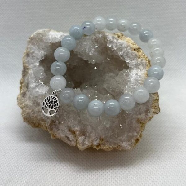Le bracelet en aigue-marine, lié au chakra cyan permet de reveler les émotions stagnates et d'écouter les besoins des autres