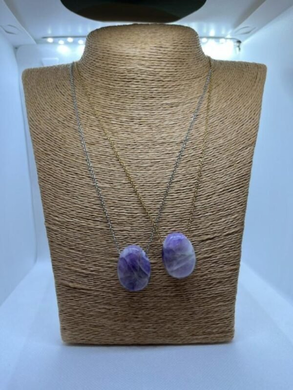 Le Collier en Améthyste, associé au chakra coronal vous aportera de l'inspiration, de la créativité et de la sérénité intérieure.