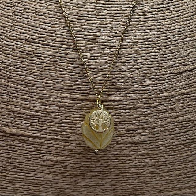 Le Collier en Citrine, associé au chakra jaune et du plexus solaire vous aidera à vous sentir à votre place et d'évincer vos doutes.