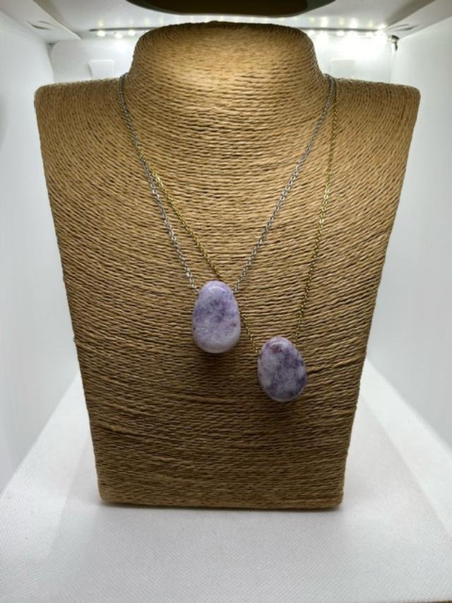 Le Collier en Lépidolite, lié au chakra coronal vous apportra la paix intérieure et vous apaisera lors de périodes d'angoisse.