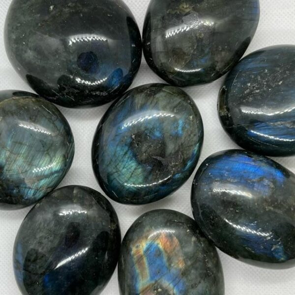 Le Galet en Labradorite, lié au chakra bordeaux, apporte un sentiment de stabilité, de sécurité, une libération des tensions mentales.