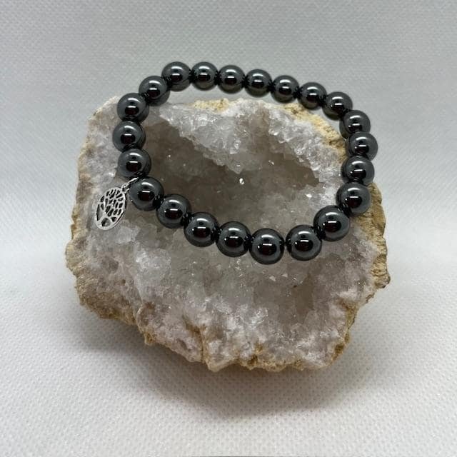 le Bracelet en hématite, lié au chakra racine permet de nous reconnecter à notre corps physique.