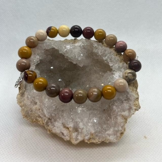 Le bracelet en jaspe mokaïte, associe le chakra jaune et du plexus solaire donnant des vertus de courage et de la détermination