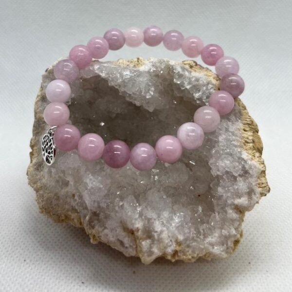 le Bracelet en Kunzite, associé au chakra du coeur et vert permet de redéfinir son territoire effectif. Il représente l'auto-estime, l'équilibre.