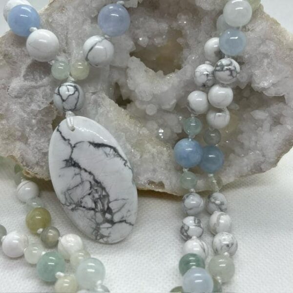 Ce mala est en en aigue-marine révèle les émotions négatives stagnantes. L'howlite procure détente au niveau du bassin et relâchement du mental.
