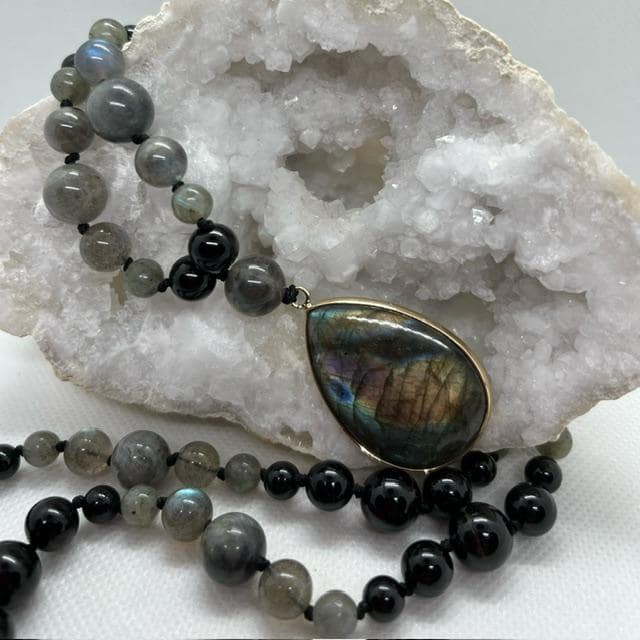 Ce Mala en tourmaline et labradorite, lié au chakra bordeaux, vous accompagne lors de vos méditations pour lâcher les tensions, se poser dans le silence.