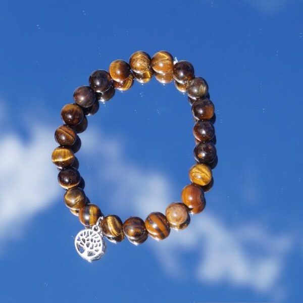 bracelet en œil de tigre, associe le chakra jaune et du plexus solaire. Il permet de ressentir votre force intérieure pour avancer avec conviction et assurance.
