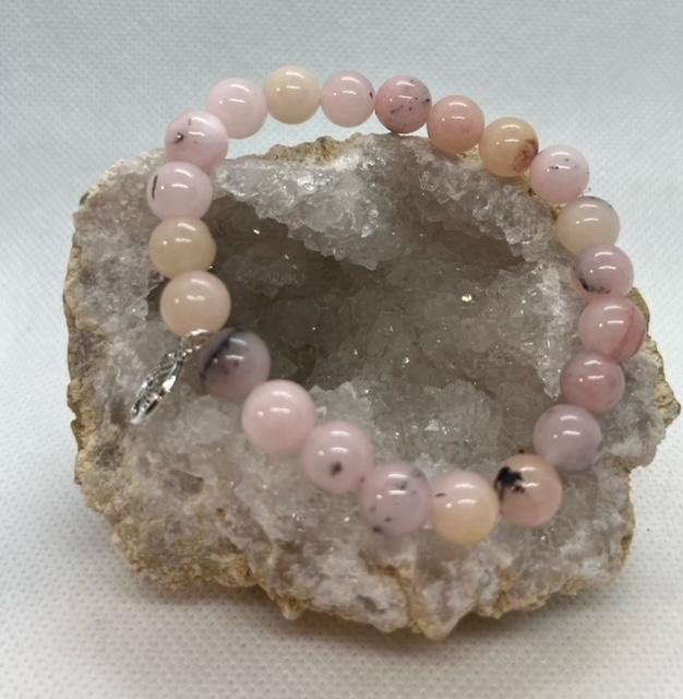 Le bracelet en opale rose lié au chakra du coeur permet de faire confiance à la vie, l’auto guérison, l’acceptation de soi.