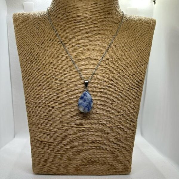 Le Collier en Sodalite qui est associé au chakra du 3ème oeil vous aidera à vous concentrer sans se fatiguer