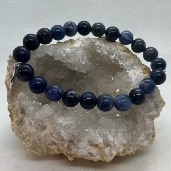 Le Bracelet en Sodalite est lié au chakra du 3ème œil qui va équilibrer et apaiser votre mental. Il permettra d'éviter un burn-out intellectuel.