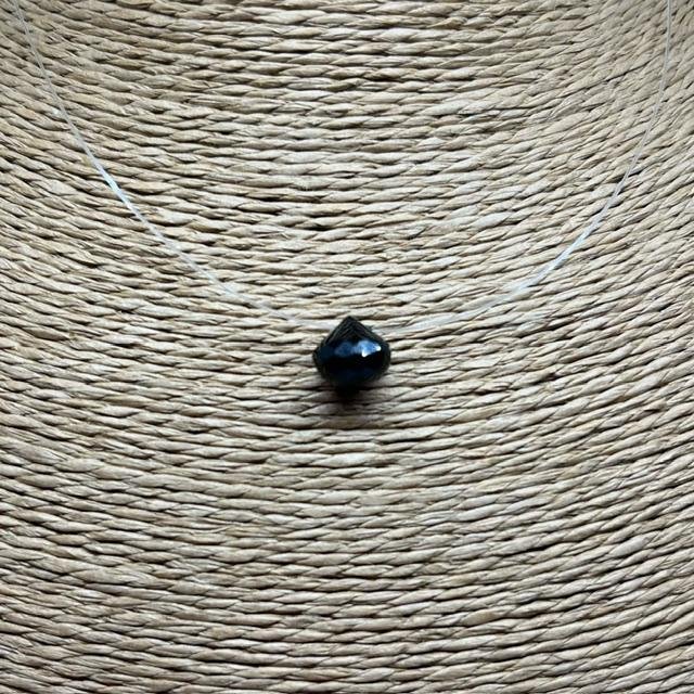 Le Collier en Spinelle noire est lié au chakra bordeaux. ce collier permet d'agir en toute confiance et de restaurer son champ énergétique.