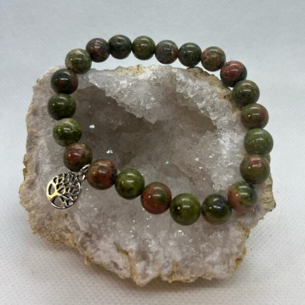 Le Bracelet en Unakite est associé au chakra pistache. il vous aidera a diminuer votre stress et réduire la colère.