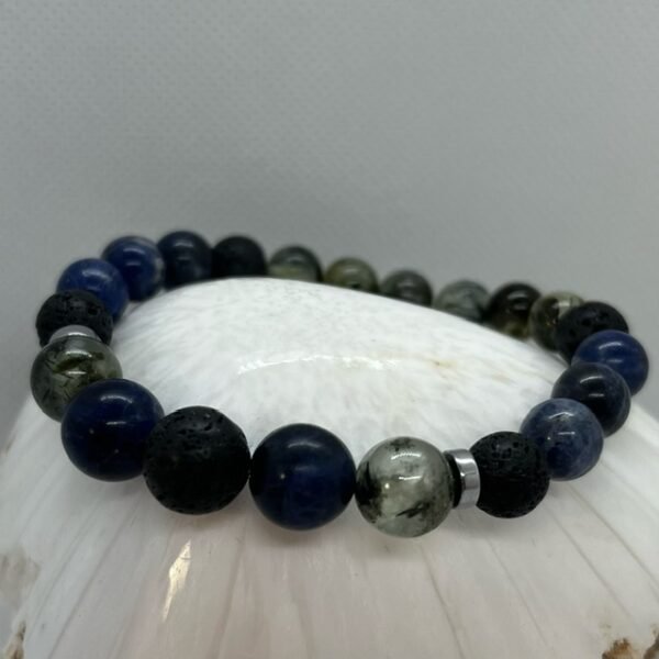 Sodalite, prehnite et lave